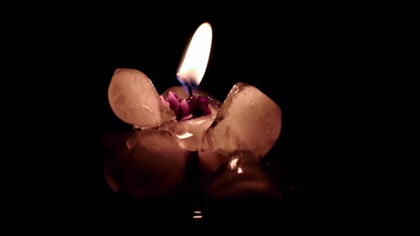 明亮的蜡烛光和冰冷的冰环绕着壁炉 — 图库视频影像