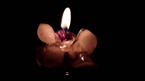 明亮的蜡烛光和冰冷的冰环绕着壁炉 — 图库视频影像