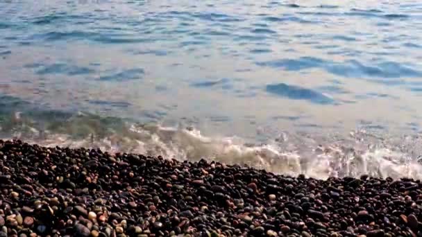Güzel Deniz Dalgaları Güneşli Kıyı Şeridi — Stok video