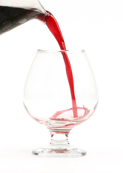 Ein Wasserstrahl Und Tropfen Rotwein Beim Befüllen Eines Glases — Stockfoto