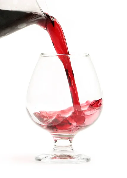 Ένα Ρυάκι Και Σταγόνες Κόκκινου Κρασιού Όταν Γεμίζετε Ένα Ποτήρι — Φωτογραφία Αρχείου