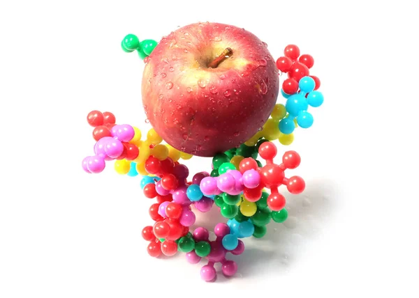 美しい熟した赤いリンゴはウイルスのプラスチックモデルに横たわっています — ストック写真