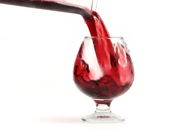 Ένα Ρεύμα Κόκκινου Κρασιού Γεμίζει Ποτήρι — Φωτογραφία Αρχείου