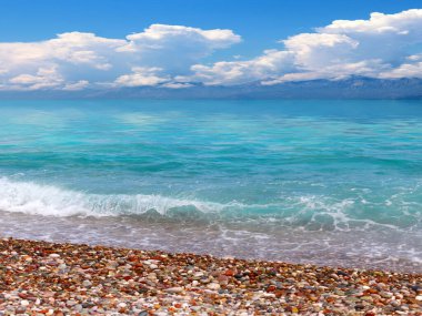 Güzel güneşli bir gökyüzü ve sahil sahili