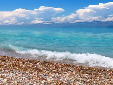 Güzel güneşli bir gökyüzü ve sahil sahili