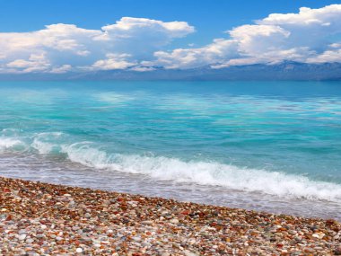 Güzel güneşli bir gökyüzü ve sahil sahili