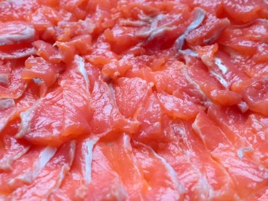 Akşam yemeği olarak porsiyonlu kırmızı balık ve somon balığı parçaları.