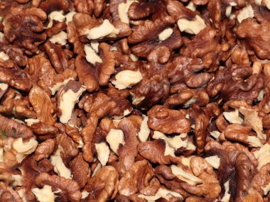 Olgun ceviz çekirdeğinin kabuğunun temizlenmiş parçaları