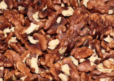 Olgun ceviz çekirdeğinin kabuğunun temizlenmiş parçaları