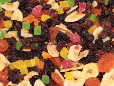 Kurutulmuş dilimler ve şekerli meyveler ikram olarak.