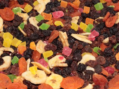 Kurutulmuş dilimler ve şekerli meyveler ikram olarak.