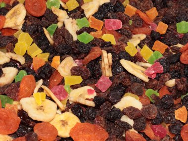 Kurutulmuş dilimler ve şekerli meyveler ikram olarak.