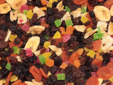 Kurutulmuş dilimler ve şekerli meyveler ikram olarak.