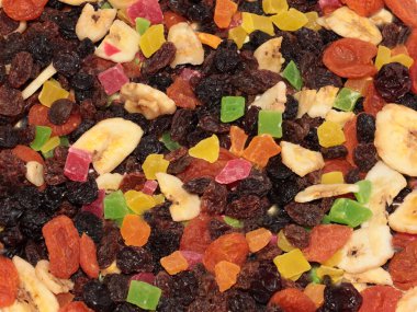 Kurutulmuş dilimler ve şekerli meyveler ikram olarak.