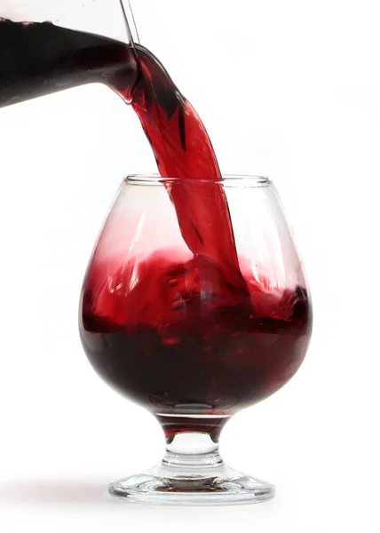 Strumień Czerwonego Wina Wypełnia Szklankę — Zdjęcie stockowe