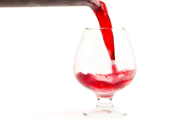 Een Stroom Rode Wijn Vult Het Glas — Stockfoto