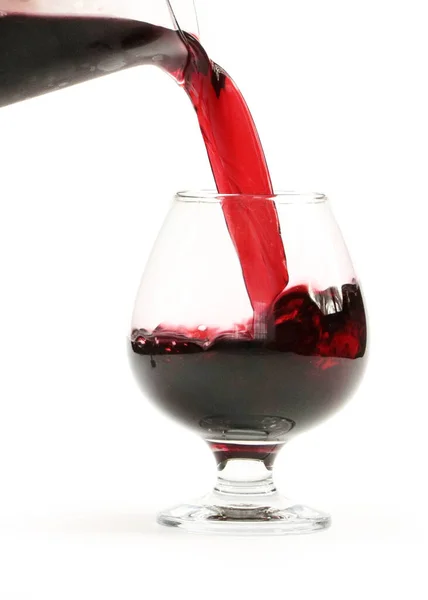 Ένα Ποτήρι Κόκκινο Κρασί Και Ένα Πίδακα Υγρού — Φωτογραφία Αρχείου