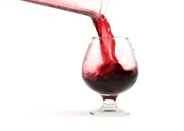 Ein Glas Rotwein Und Ein Strahl Flüssigkeit — Stockfoto