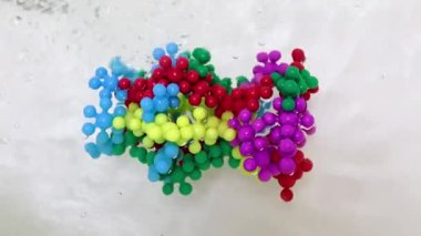 Temiz su akışındaki kötü huylu, acı verici bir virüsün plastik modeli.