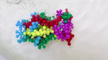 Temiz su akışındaki kötü huylu, acı verici bir virüsün plastik modeli.