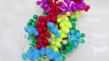 Temiz su akışındaki kötü huylu, acı verici bir virüsün plastik modeli.