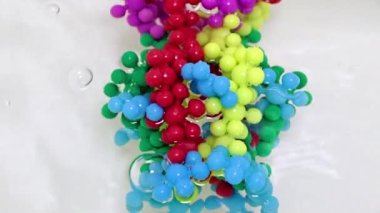 Temiz su akışındaki kötü huylu, acı verici bir virüsün plastik modeli.
