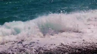 Küçük bir fırtına sırasında güzel sahil ve deniz dalgaları