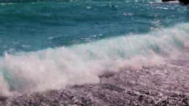 Küçük bir fırtına sırasında güzel sahil ve deniz dalgaları