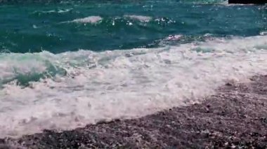 Küçük bir fırtına sırasında güzel sahil ve deniz dalgaları