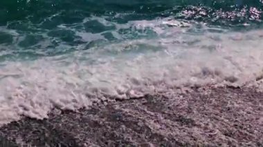 Küçük bir fırtına sırasında güzel sahil ve deniz dalgaları