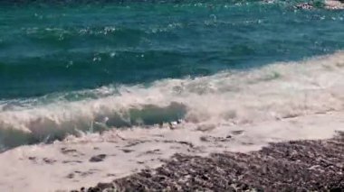 Küçük bir fırtına sırasında güzel sahil ve deniz dalgaları