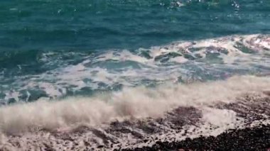 Küçük bir fırtına sırasında güzel sahil ve deniz dalgaları