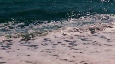 Küçük bir fırtına sırasında güzel sahil ve deniz dalgaları