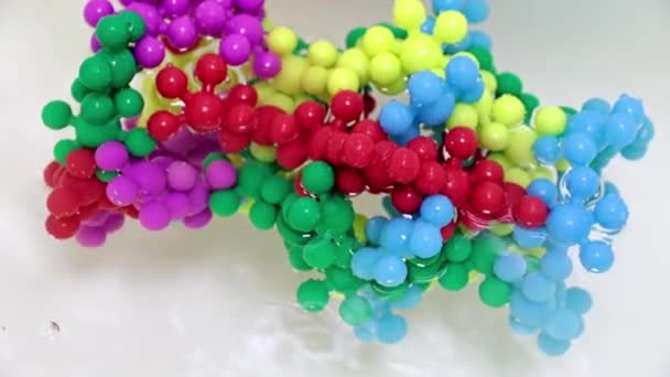 Model Plastik Dari Virus Menyakitkan Ganas Dalam Aliran Air Bersih — Stok Video