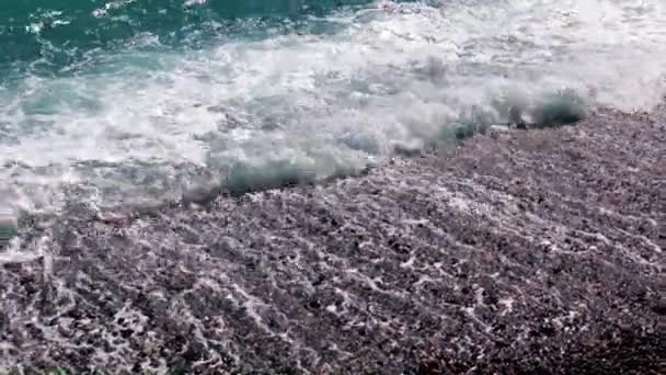 Красиві Пляжні Морські Хвилі Під Час Невеликого Шторму — стокове відео