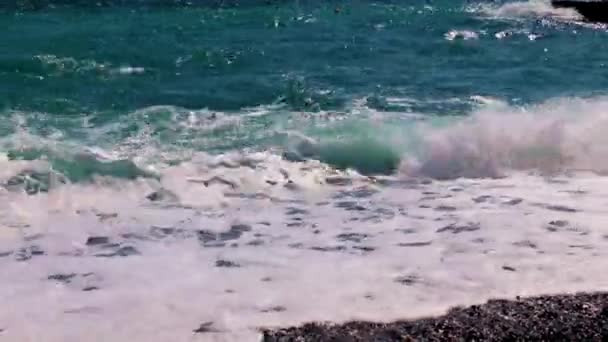 Όμορφη Παραλία Και Θαλάσσια Κύματα Κατά Διάρκεια Μιας Μικρής Καταιγίδας — Αρχείο Βίντεο