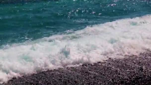 Piękna Plaża Fale Morskie Podczas Małej Burzy — Wideo stockowe