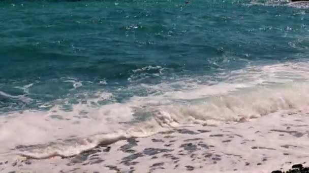 Hermosa Playa Las Olas Del Mar Durante Una Pequeña Tormenta — Vídeo de stock