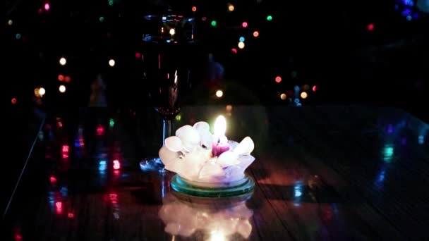 Licht Einer Brennenden Kerze Und Festliche Neujahrsbeleuchtung — Stockvideo