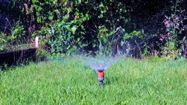 Water Met Een Spray Van Schoon Water Door Een Plastic — Stockvideo