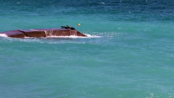 Wellen Spülen Einen Alten Betonpier Meerwasser — Stockvideo