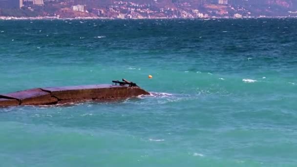 Vlny Omývají Staré Betonové Molo Mořské Vodě — Stock video