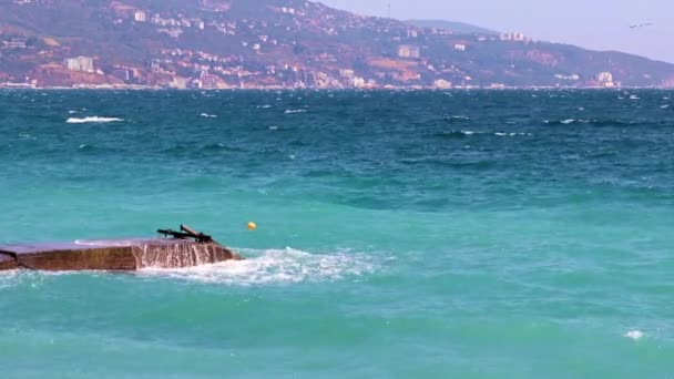 Dalgalar Eski Beton Iskeleyi Deniz Suyuyla Yıkıyor — Stok video