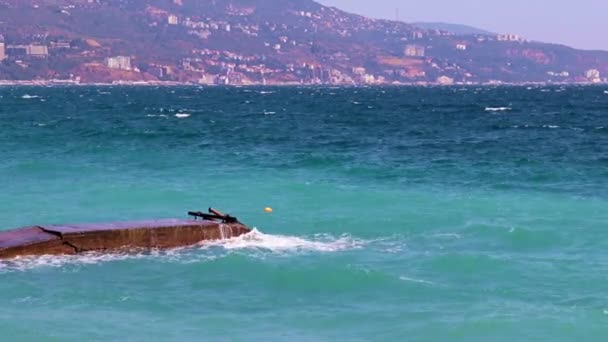 Dalgalar Eski Beton Iskeleyi Deniz Suyuyla Yıkıyor — Stok video