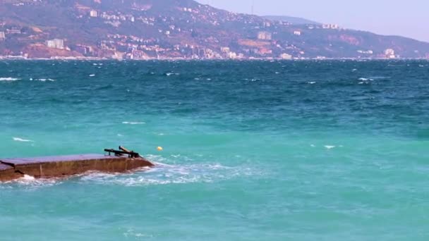 Dalgalar Eski Beton Iskeleyi Deniz Suyuyla Yıkıyor — Stok video