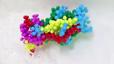 Bir su akışındaki virüs molekülünün plastik modeli