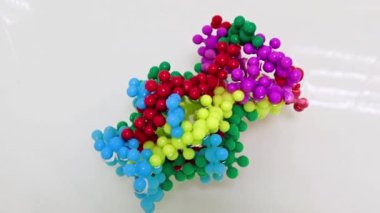 Bir su akışındaki virüs molekülünün plastik modeli