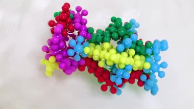 Bir su akışındaki virüs molekülünün plastik modeli