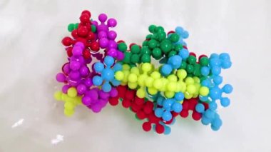 Bir su akışındaki virüs molekülünün plastik modeli