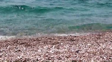 Deniz dalgaları ve kıyı şeridi eğlence ve eğlence için bir yerdir.